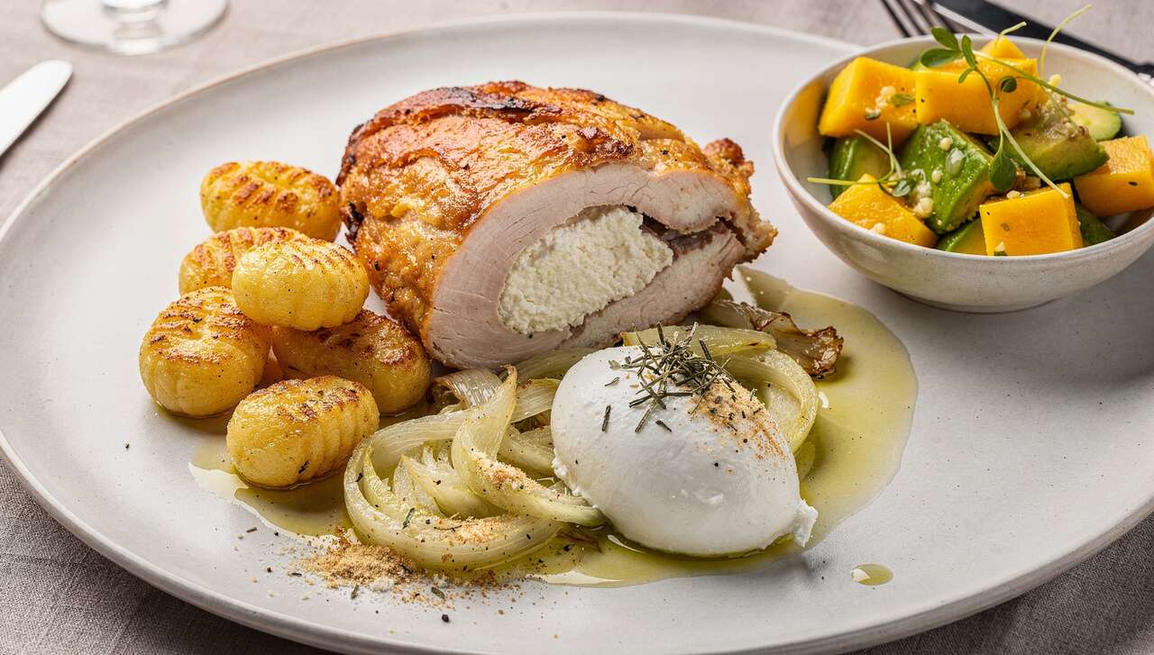 Maishuhnbrust mit Estragon-Ricotta-Füllung, Gnocchi, Fenchelgemüse und Mango-Avocado-Salat