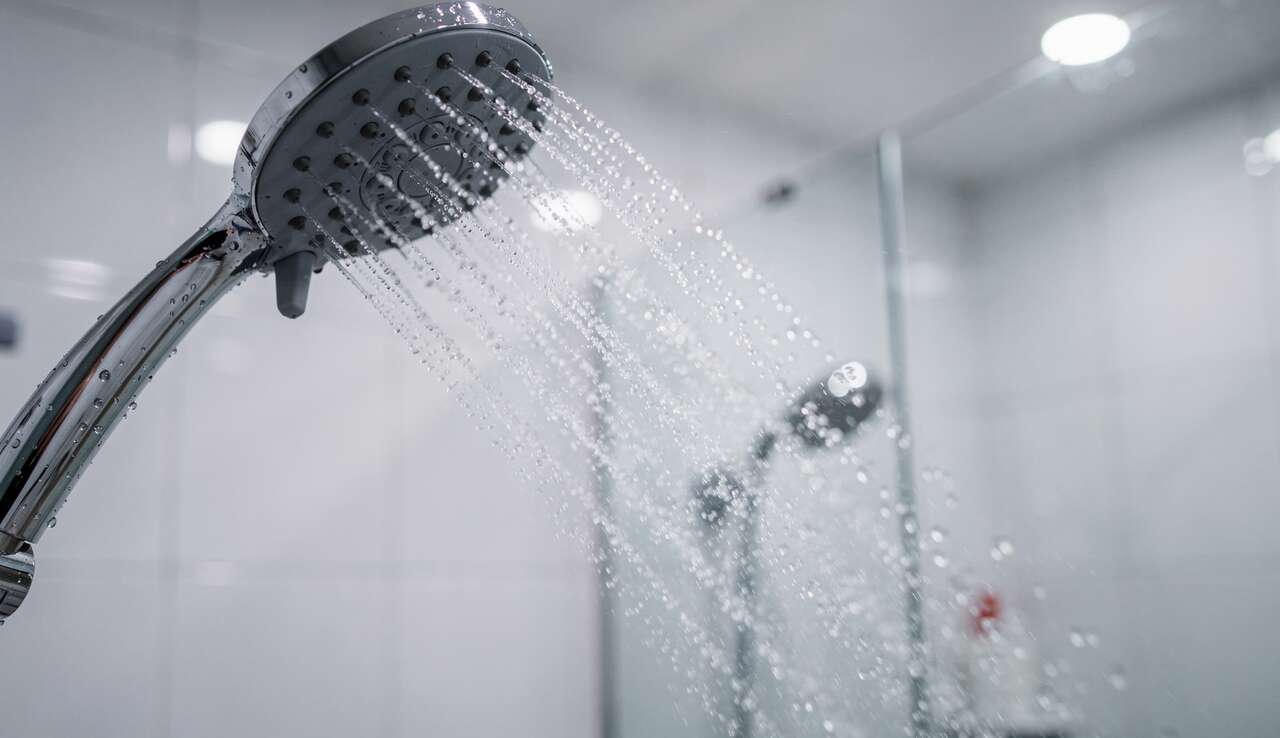 Duschen zwischen 25 und 40 Grad: Warum Legionellen ein unterschätztes Risiko sind