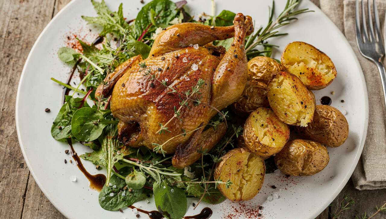 Rezept: Wildkräuter-Salat mit glasierter Wachtel und Ofenkartoffel