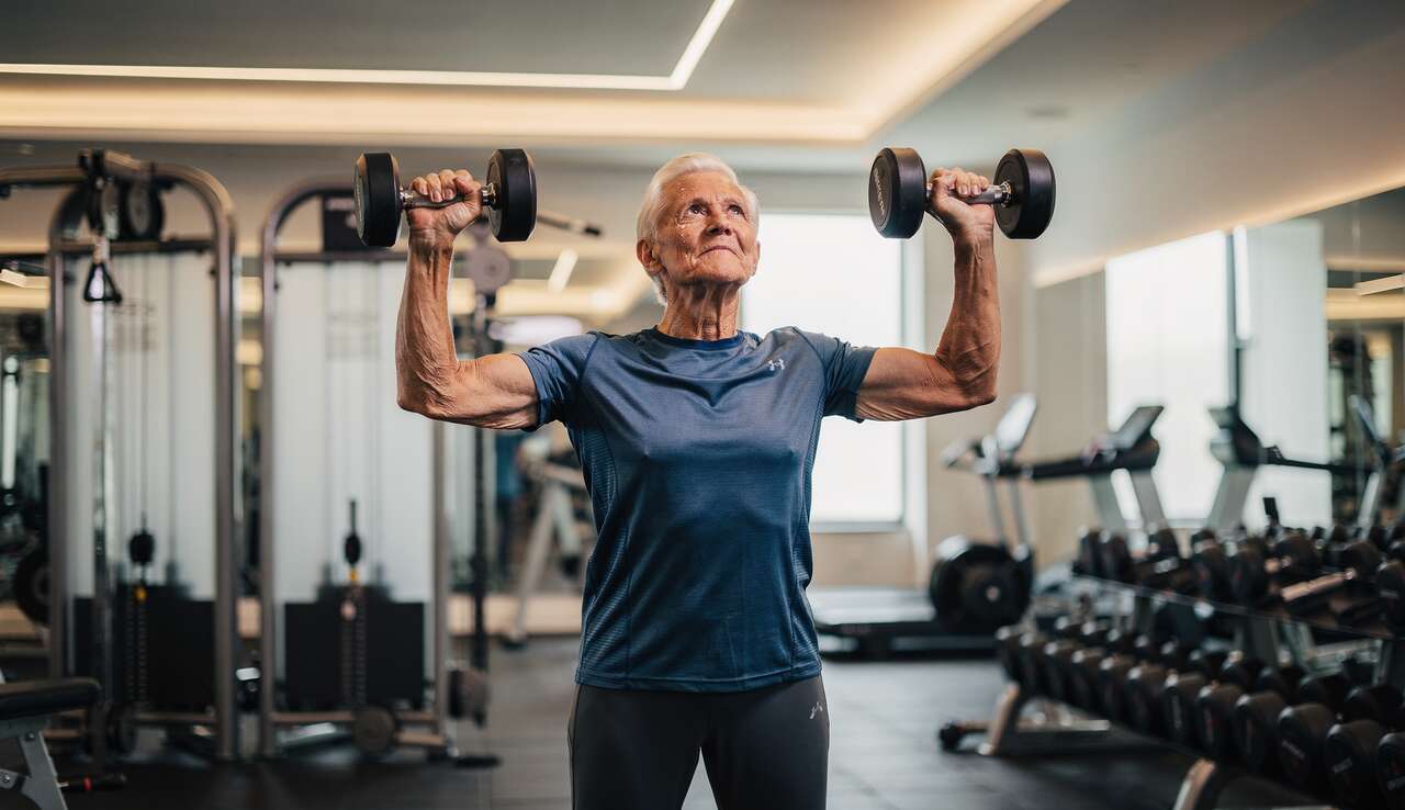 Krafttraining ab 60: Karolinska-Studie zeigt 34 % weniger Sturzrisiko durch diese Methode