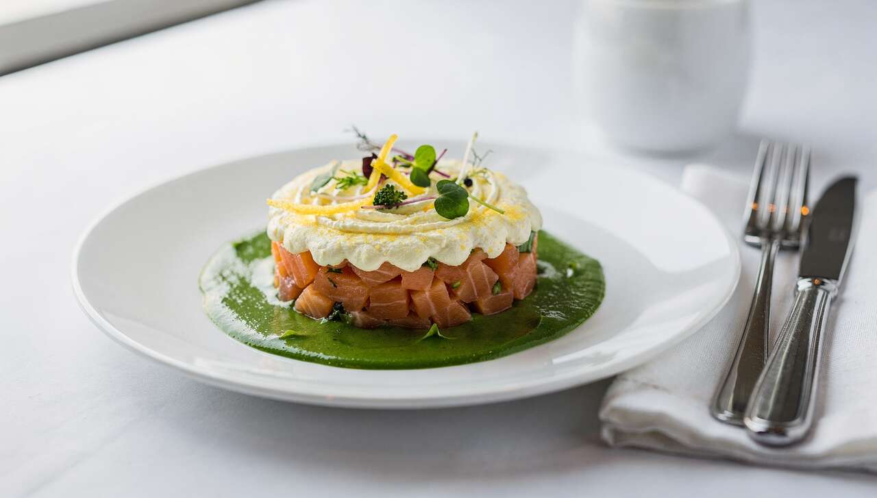 Estnisches Lachstartar: Grüne Salatsauce mit Zitronencremedach erobert Instagram