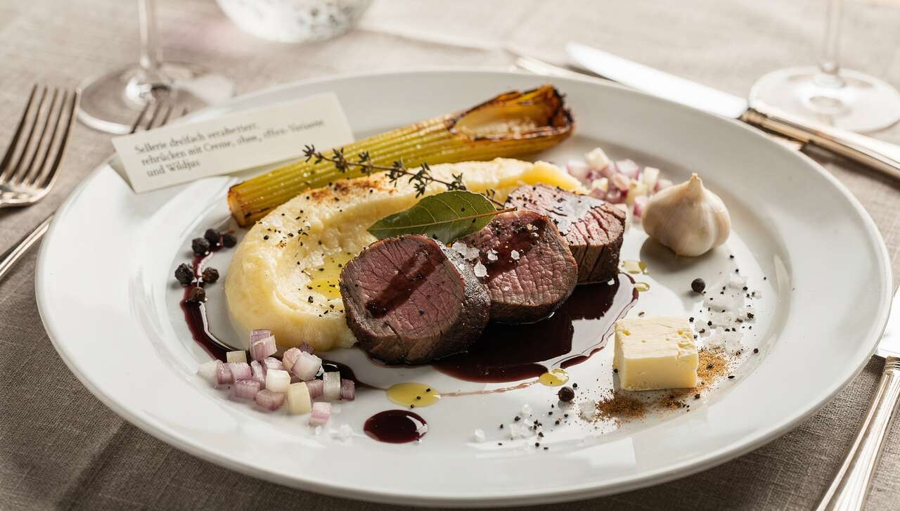 Sellerie dreifach verarbeitet: Rehrücken mit Creme, Ofen-Variante und Wildjus