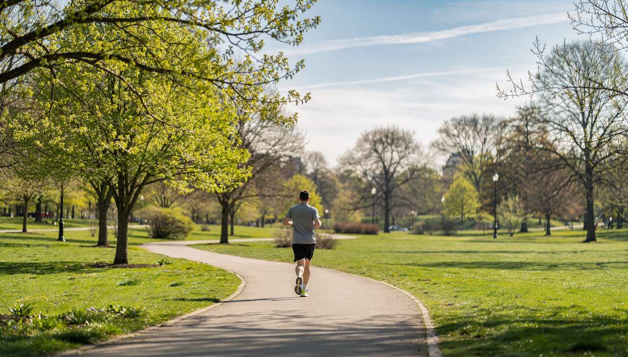 Pollenflug im März: Pneumologen verraten, zu welcher Uhrzeit Outdoor-Sport trotzdem sicher ist!
