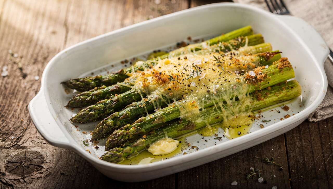 Grüner Ofen-Spargel - goldgelb überbacken und blitzschnell fertig Rezept