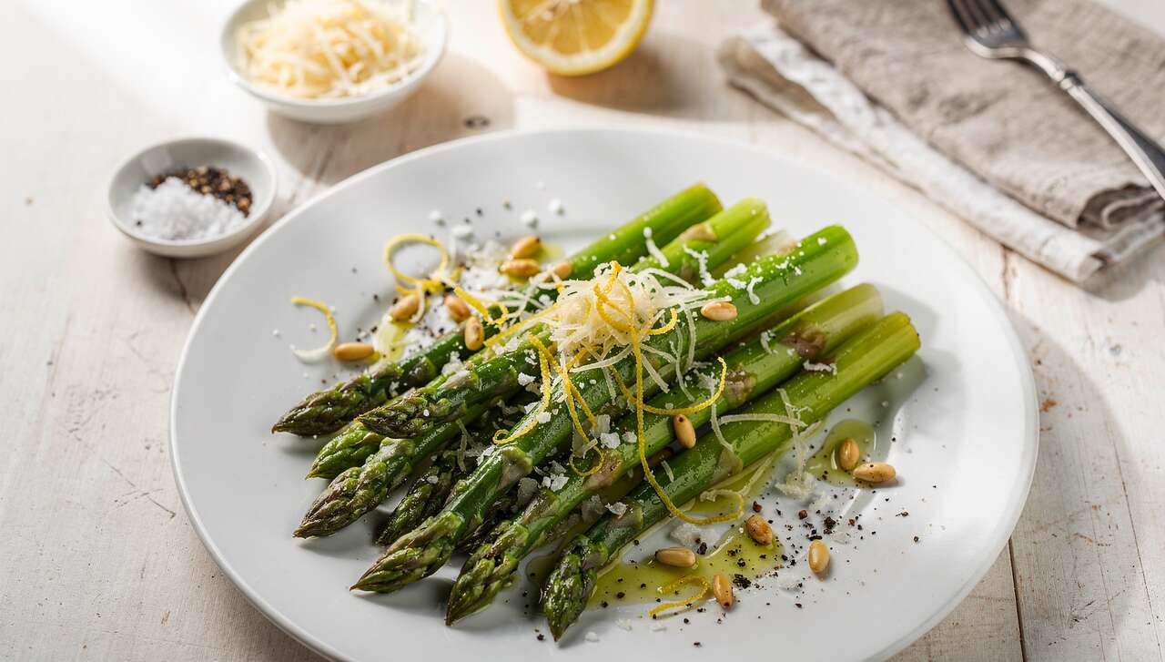 Grüner Spargel aus der Pfanne, mit Parmesan und Zitrone – fertig in 15 Minuten