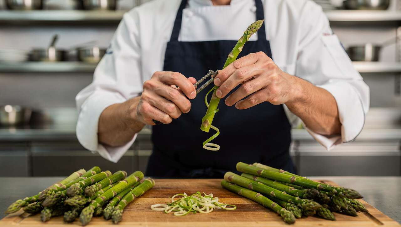 Spargelschälen wie Steffen Henssler, sein Trick aus Kitchen Impossible spart zeit und abfall
