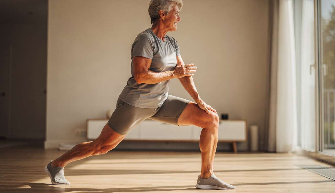 Oberkörper stärken ab 50: 4 Übungen im Stehen, die laut Trainern Hanteln ersetzen